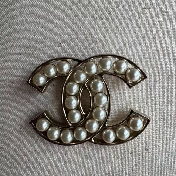100% Authentic Chanel CC Pearl Brooch Pin - Picture 1 of 3